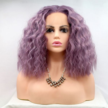 Короткий кучерявый реалистичный женский парик на сетке нежно фиолетового цвета