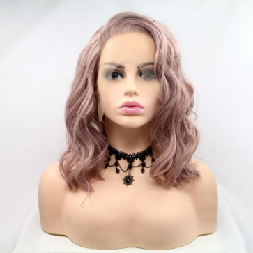 Короткий волнистый реалистичный женский парик на сетке пепельно розового цвета