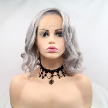 Коротка хвиляста реалістична жіноча перука на сітці попелясто сірого кольору