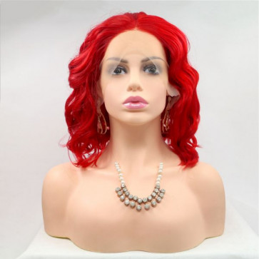 Коротка хвиляста реалістична жіноча перука на сітці яскраво червоного кольору
