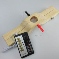 Електросекс дерев'яний пеніс / затискач для мошонки - L
