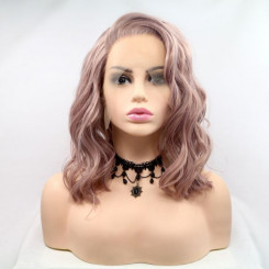 Коротка хвиляста реалістична жіноча перука на сітці попелясто-рожевого кольору