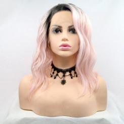 Коротка хвиляста реалістична жіноча перука на сітці рожевого кольору з омбре